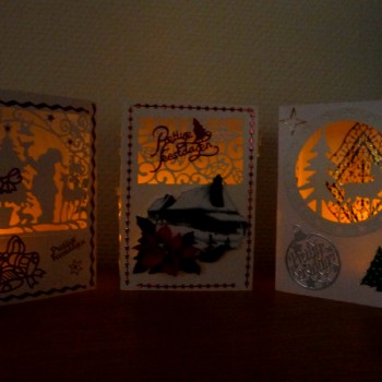 Opengewerkte kerstkaart met lichtje
